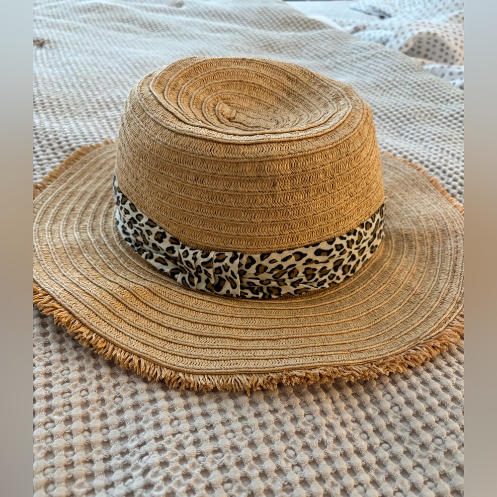 Stylish Tan Straw Hat with Leopard Band